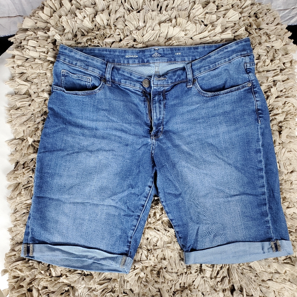 Roll cuff Bermuda shorts